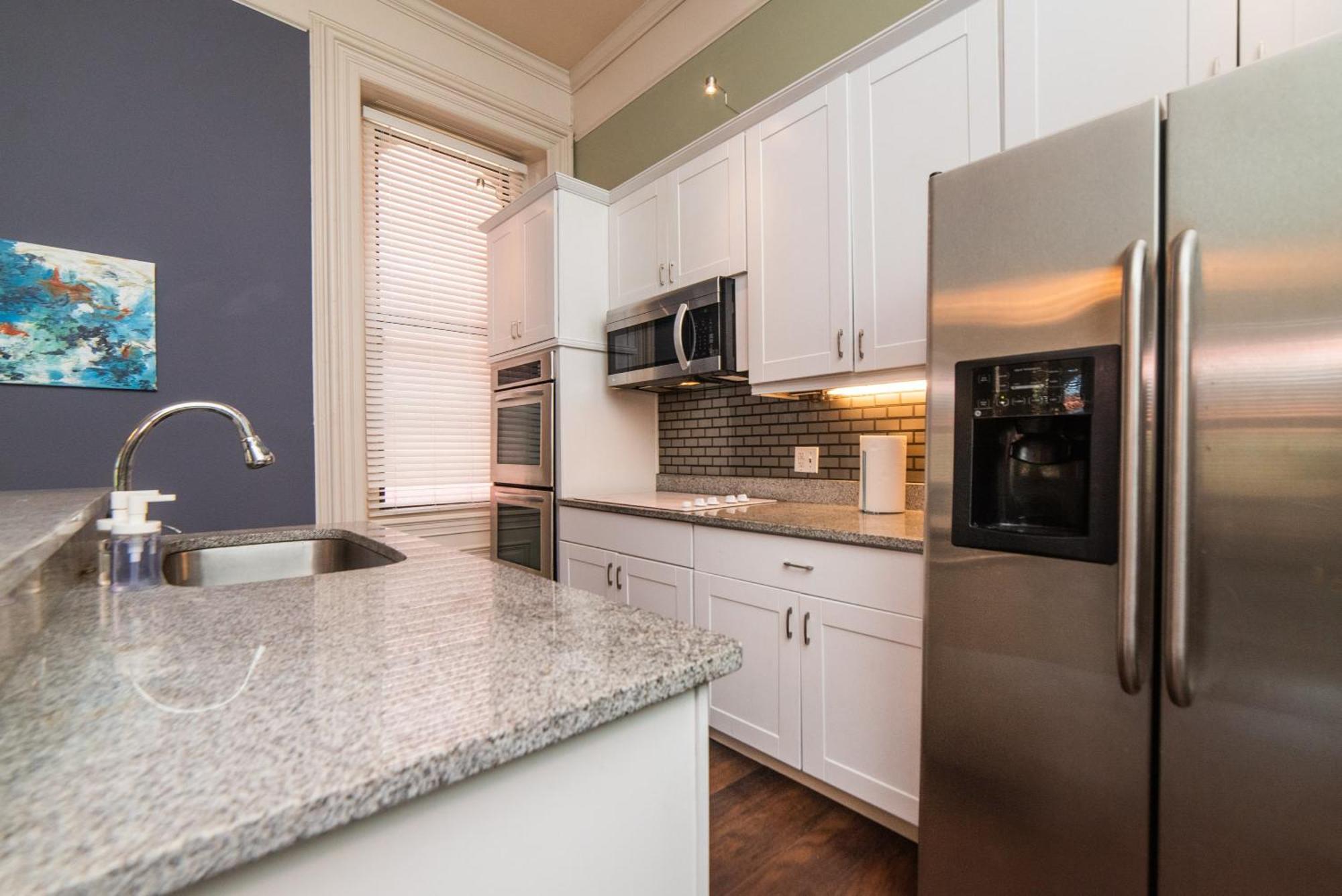 Unbeatable Location - Walkable Entertainment Apartment
